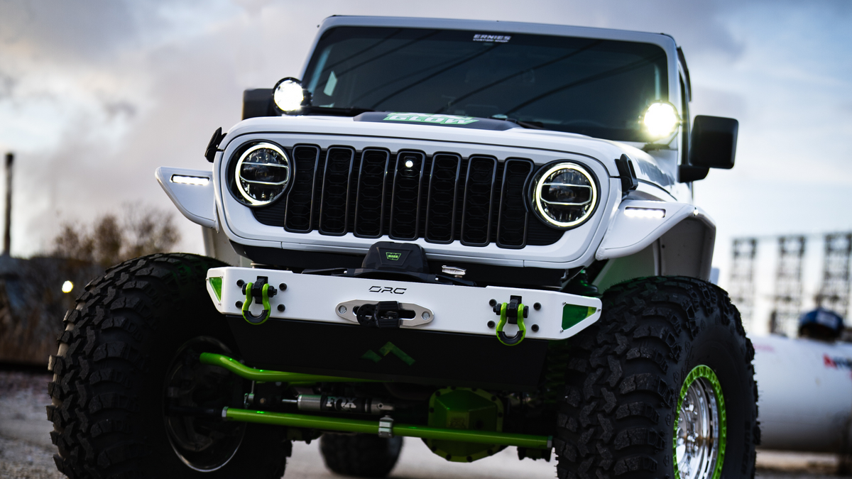 Jeep Wrangler Stubby Front Bumper with Skid Plate for JK JL and JT - White Gladiator 1