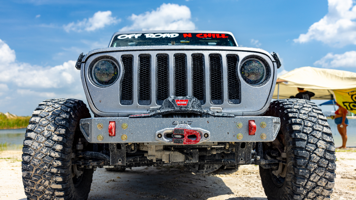 Jeep Wrangler Stubby Front Bumper with Skid Plate for JK JL and JT - On Silver JL